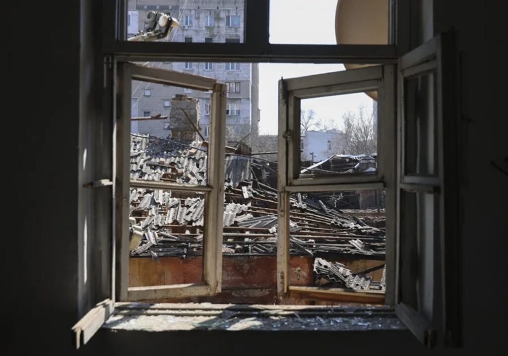 En la foto, Estado de un edificio tras un ataque ayer en Odesa