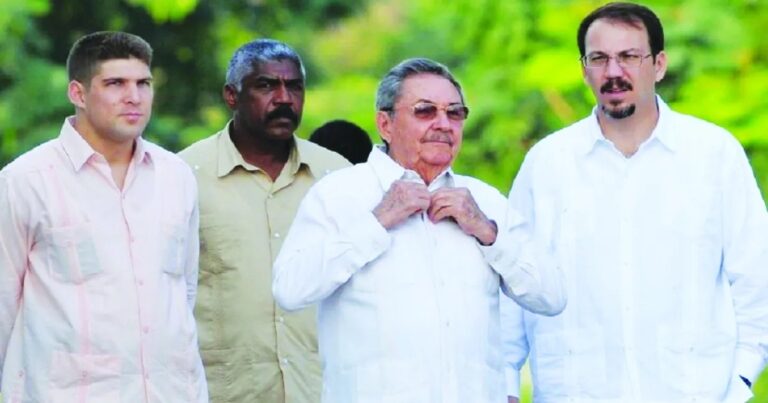 En la foto, Raúl Castro, el hijo y el nieto