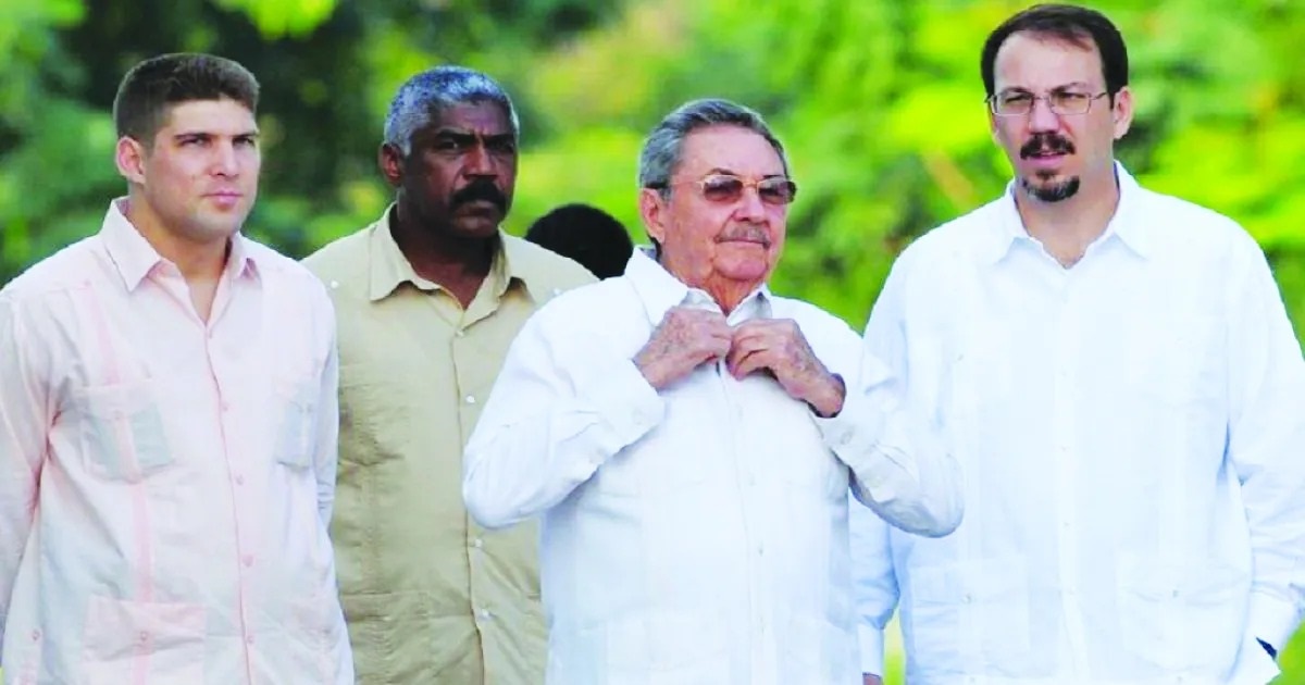 En la foto, Raúl Castro, el hijo y el nieto