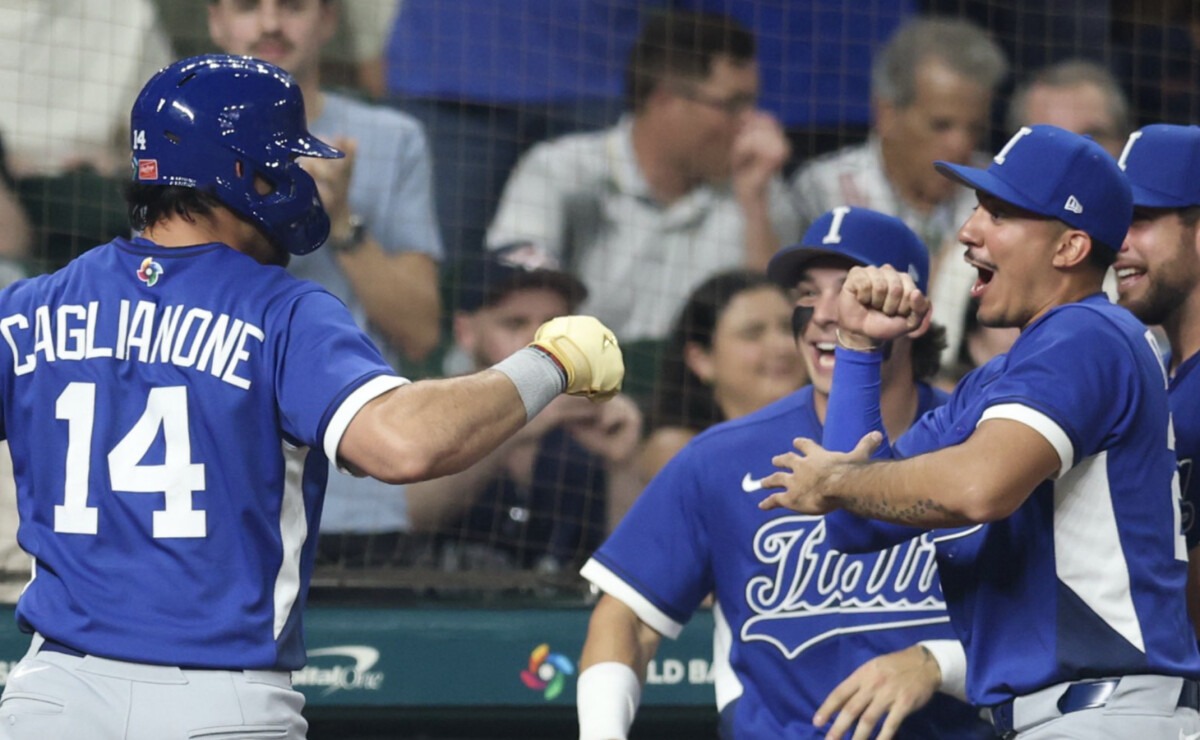 En la foto, los italianos celebran un jonrón ante Estados Unidos
