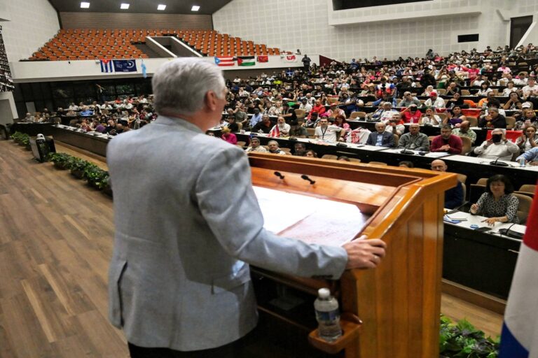 En la foto, los 'amigos' solidarios no vienen a ayudar al pueblo, sino a apoyar al gobierno