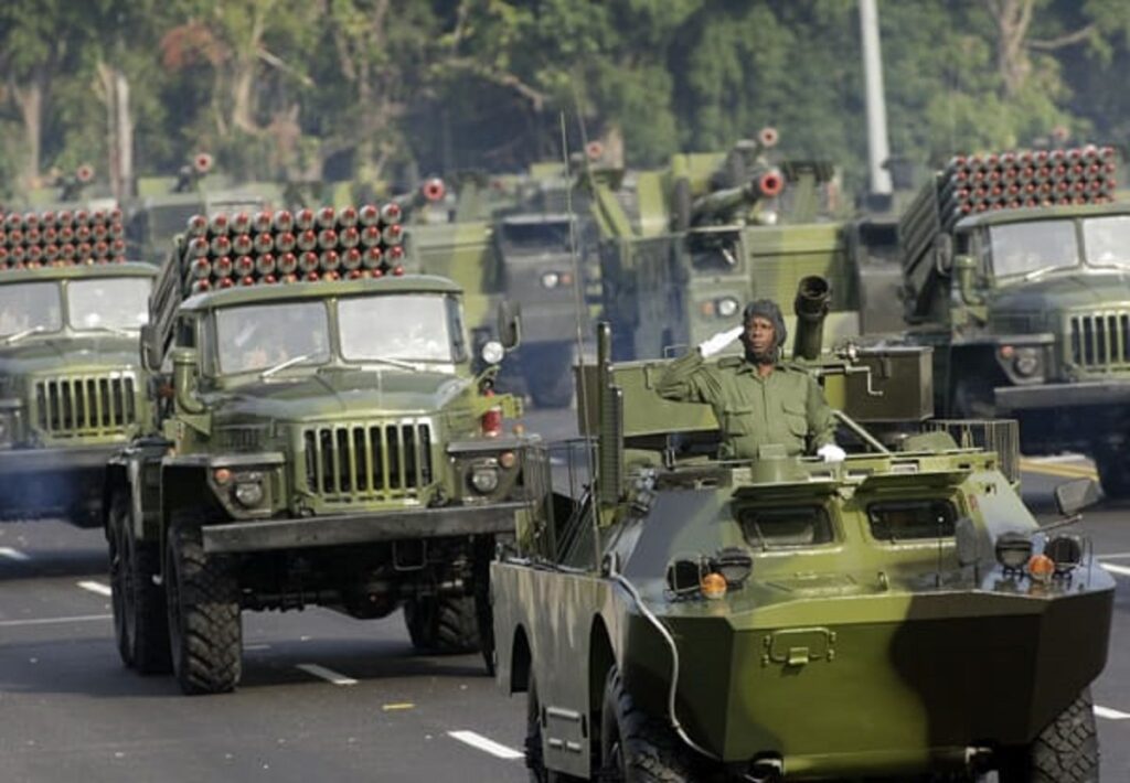 Desmilitarizar Cuba: la condición necesaria para una libertad sin dictadura 2 En la foto, desfile del ejército cubano