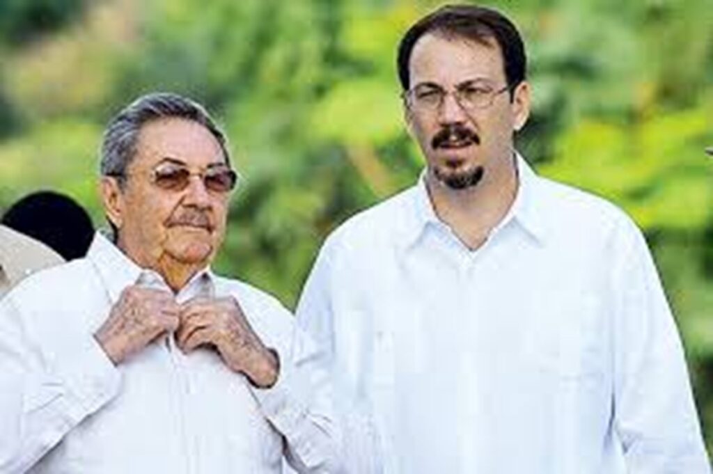 En la foto, Raúl Castro y su hijo ALejandro