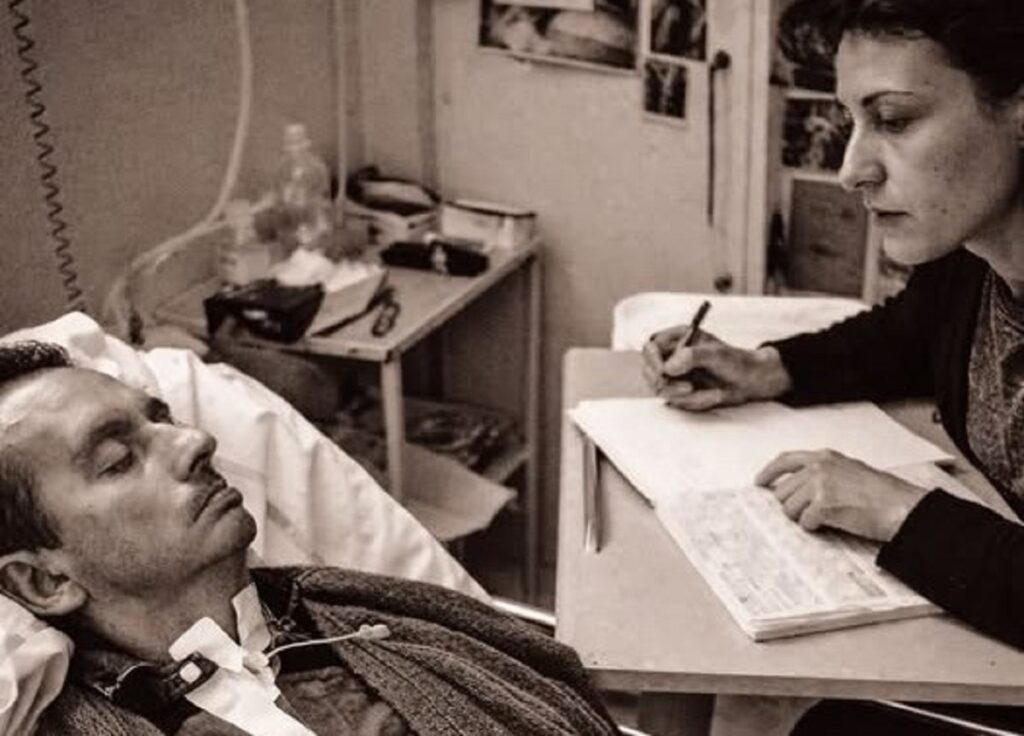 En la foto, Jean-Dominique Bauby y su ayudante