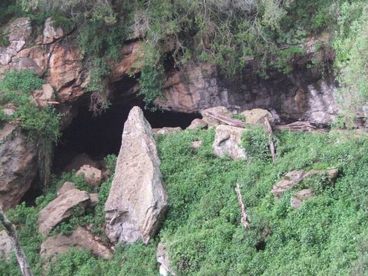 En la foto, la cueva de Kitum