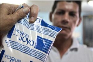 En la foto, una bolsa de yogurt de soya