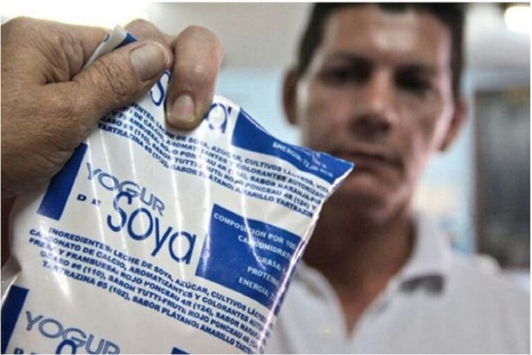 En la foto, una bolsa de yogurt de soya