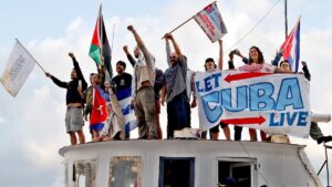 En la foto, integrantes de la flotilla de apoyo a Cuba