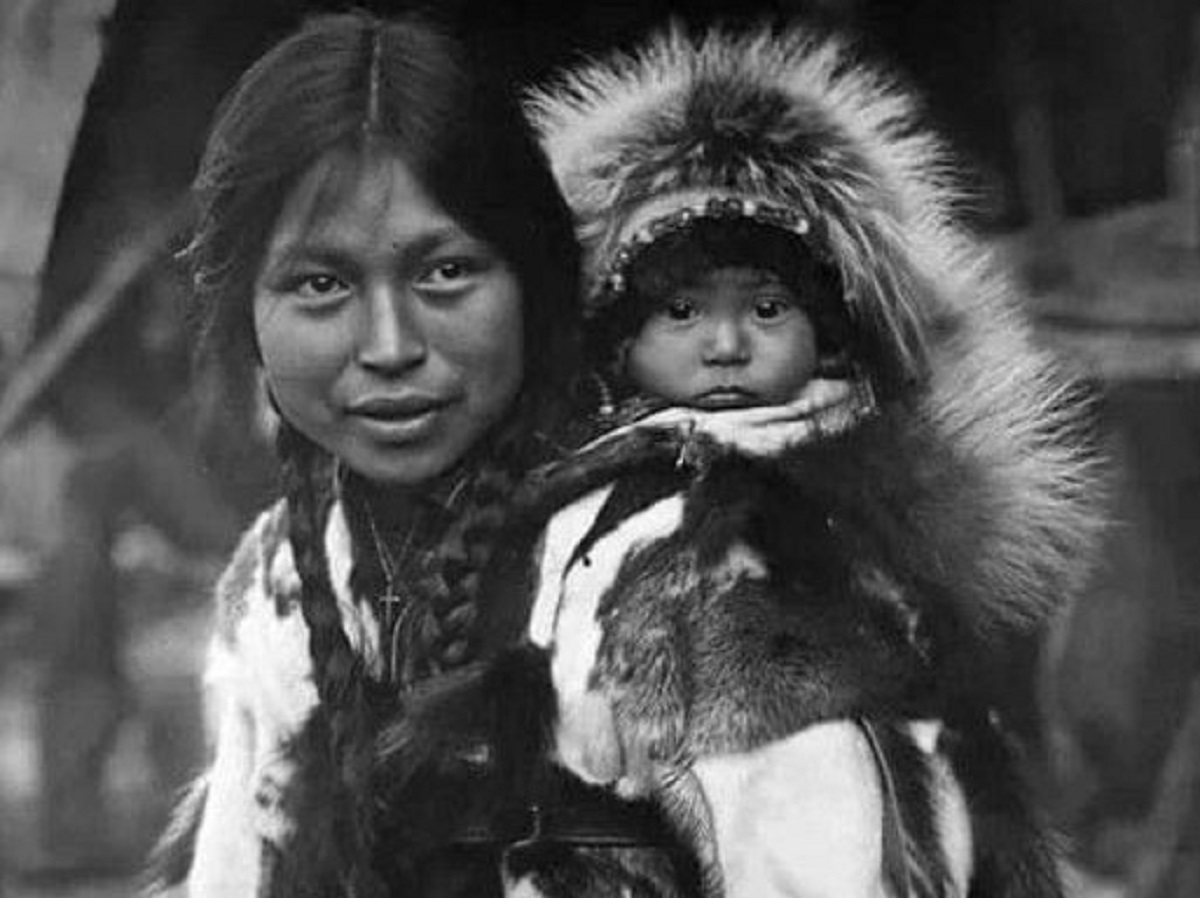 En la foto, una mujer inuit con su niño