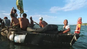En la foto, cubanos abandonan la isla en embarcaciones rudimentarias