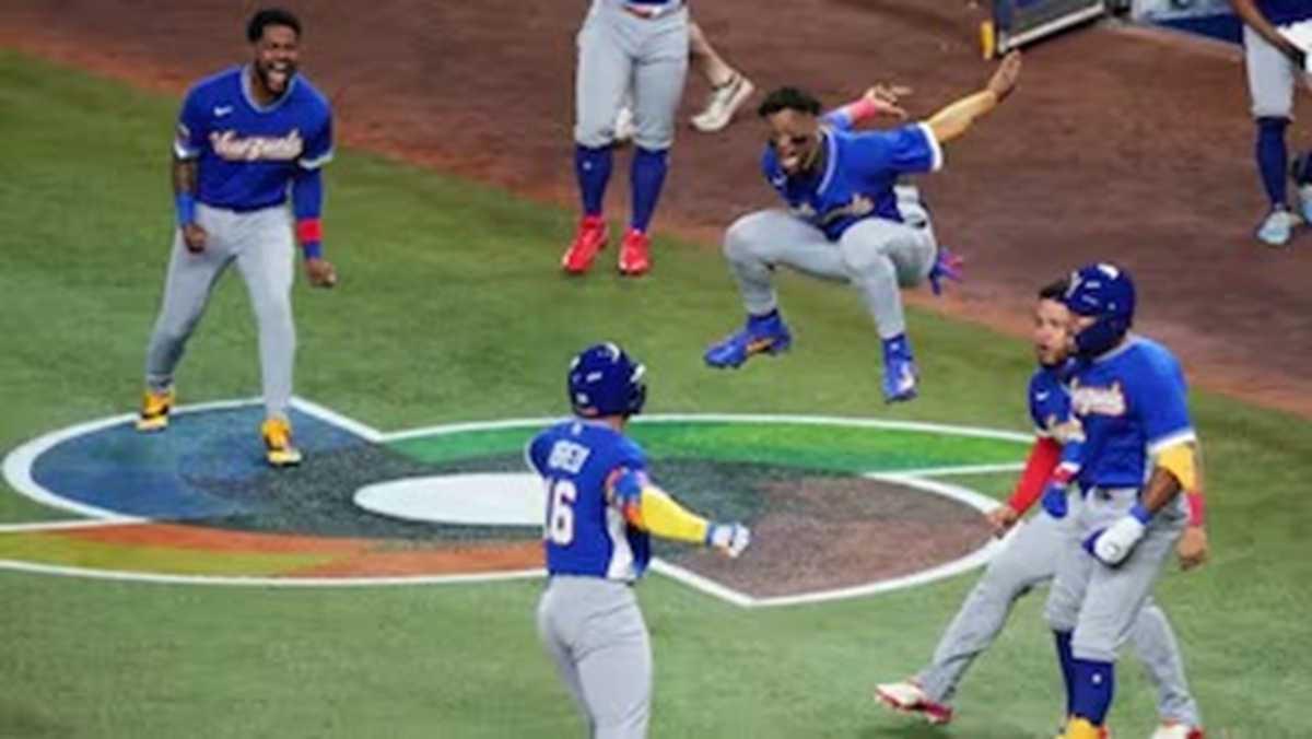 En la foto, los venezolanos festejan el triunfo ante Japón
