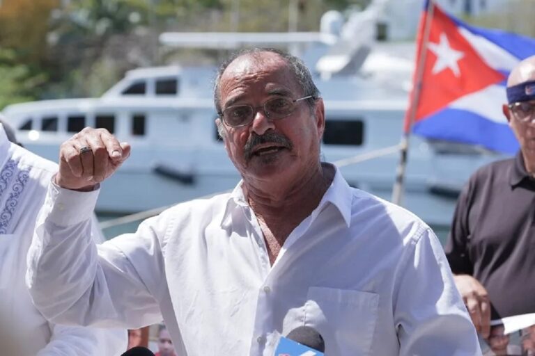 En la foto, Elosé Díaz Silva del Movimiento Opositores por una Nueva República (MONR) durante una rueda de prensa