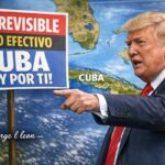 En la foto, Trump ante un mapa en el que apunta a Cuba