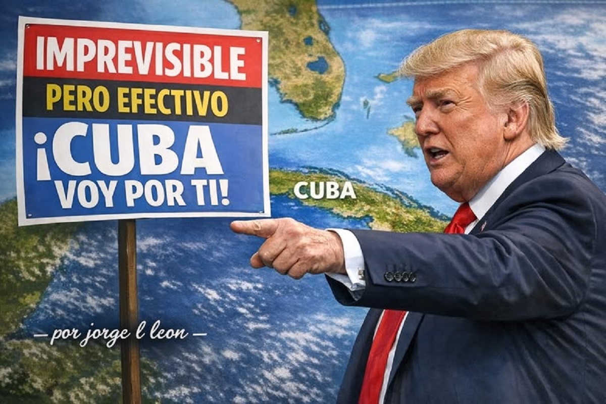 En la foto, Trump ante un mapa en el que apunta a Cuba
