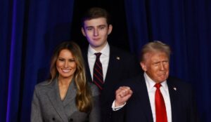 En la foto, la familia Trump. Al centro Barron