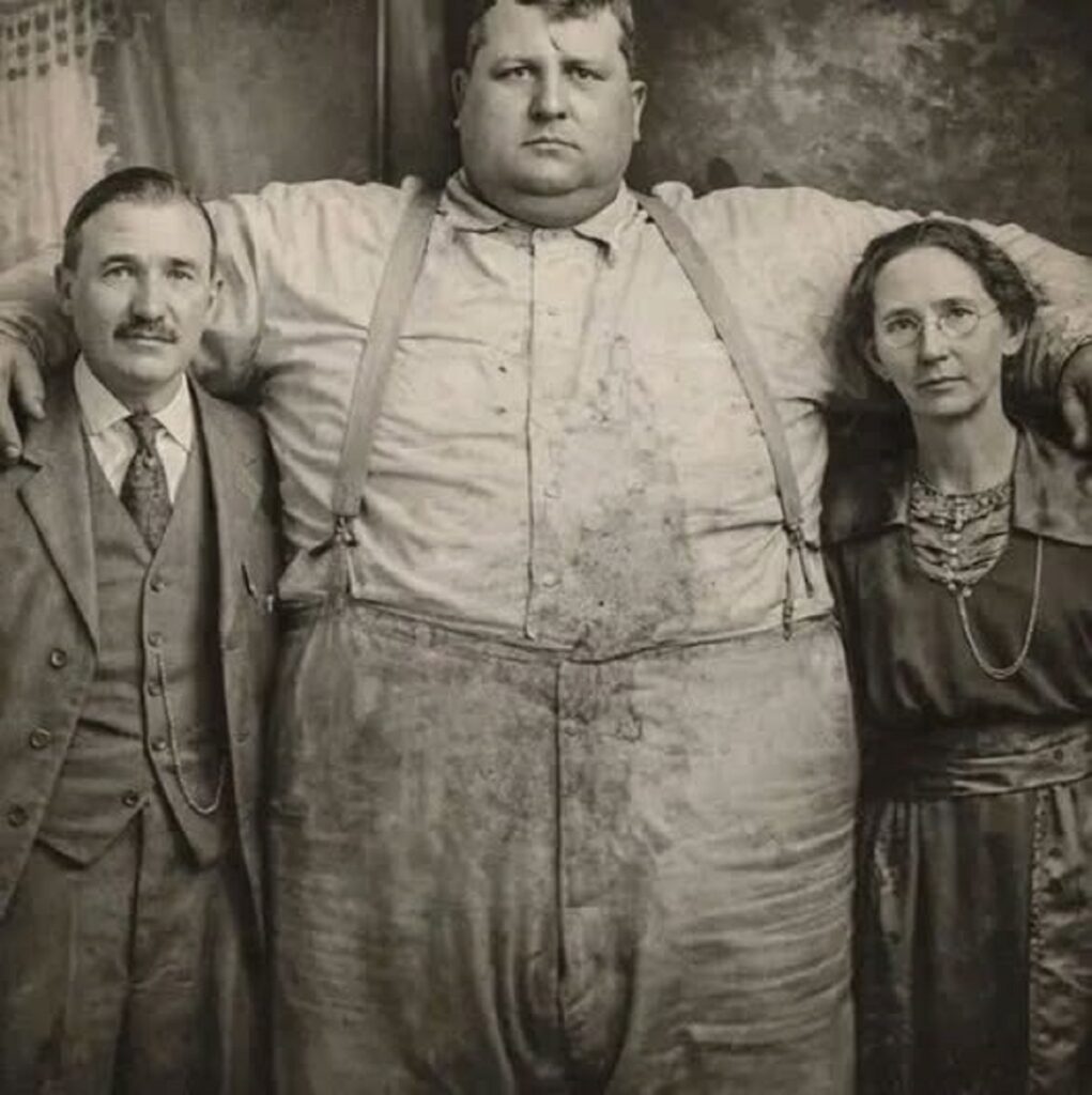 En la foto, el sheriff Sam Harris rodeado de dos personas