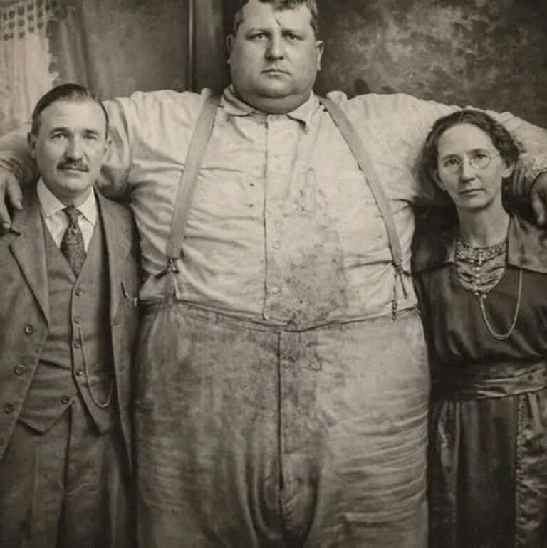 En la foto, el sheriff Sam Harris rodeado de dos personas