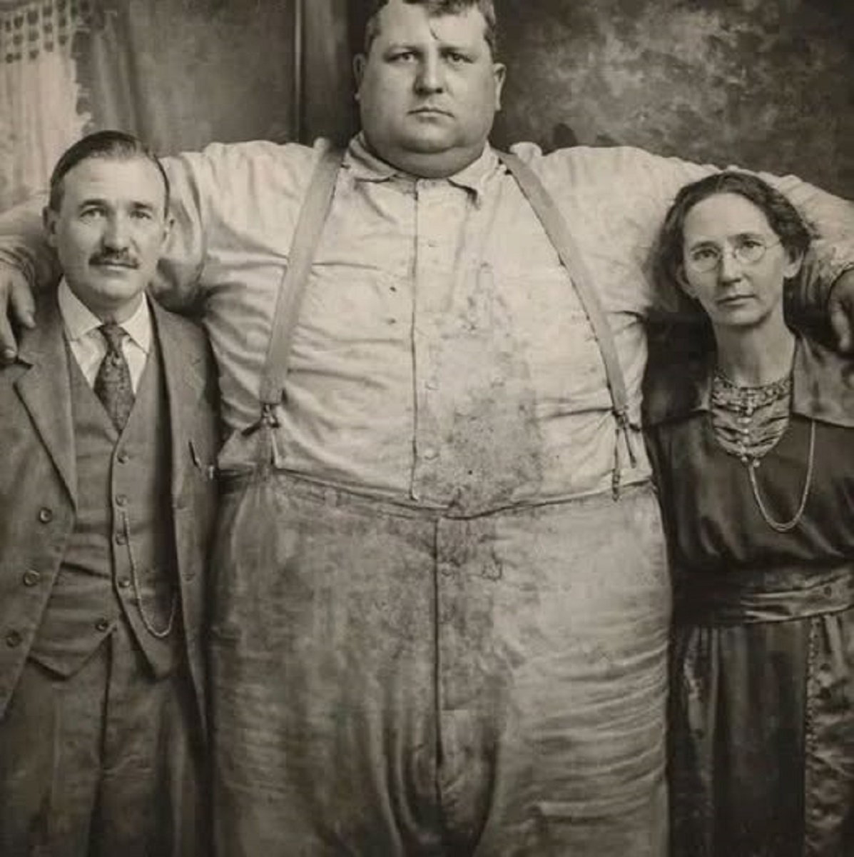 En la foto, el sheriff Sam Harris rodeado de dos personas