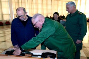 En la foto, Silvio Rodríguez, el minsitro de las FAR y Díaz-Canel