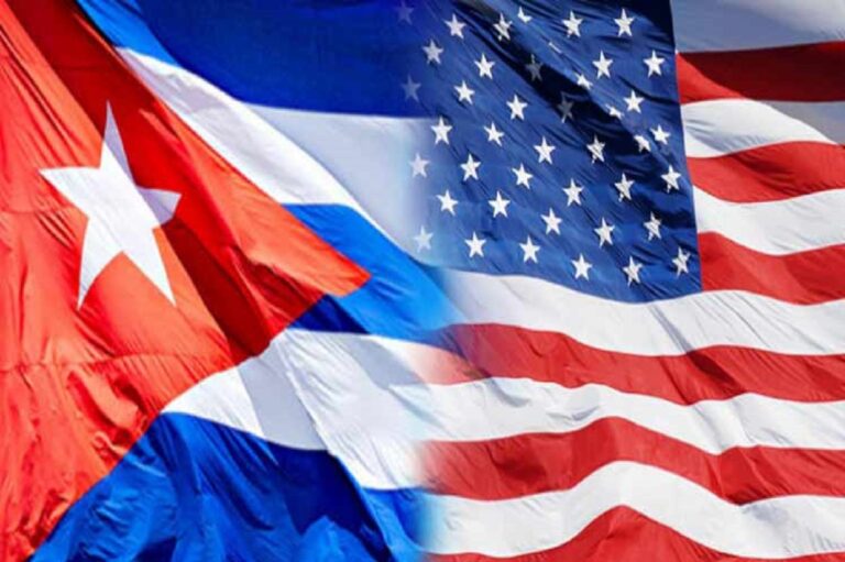 En la foto, mezcladas las banderas de Cuba y EEUU