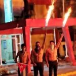 En la foto, Jóvenes con antorchas y banderas cubanas