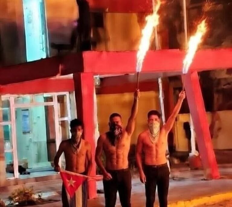 En la foto, Jóvenes con antorchas y banderas cubanas