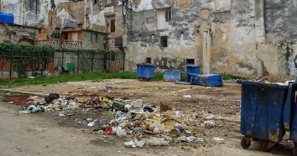 En la foto, una imagen habitual de Cuba: basura y país en ruinas