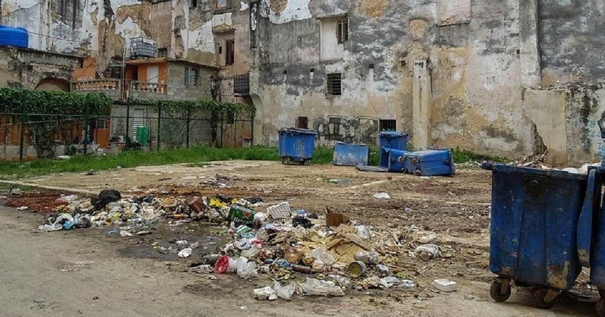 En la foto, una imagen habitual de Cuba: basura y país en ruinas