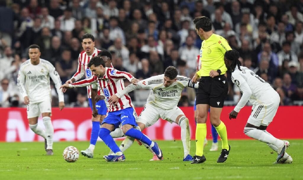 En la foto, momento en que Valverde comete la falta que le valió tarjeta roja