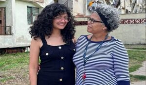 En la foto, Anna Sofía Benítez y su madre