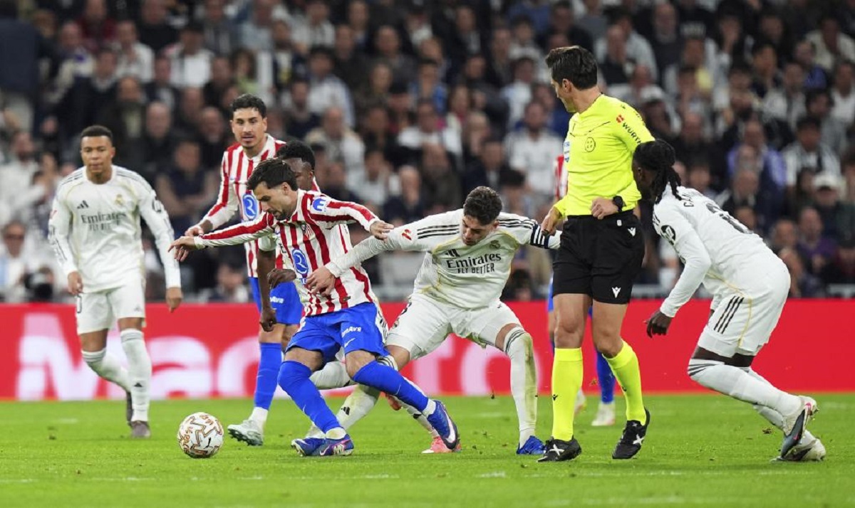 En la foto, momento en que Valverde comete la falta que le valió tarjeta roja