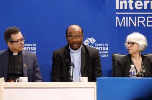 En la foto, El reverendo Jerry Pillay (c), secretario general del Consejo Mundial de Iglesias, habla durante una conferencia de prensa este martes, en La Habana