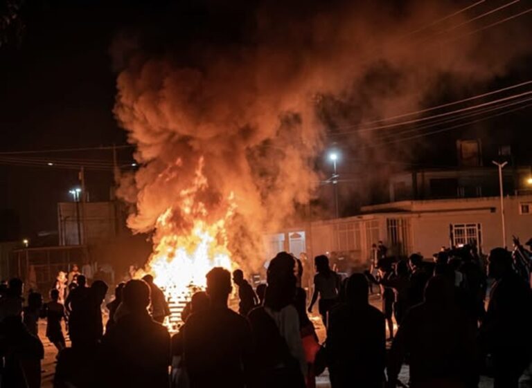 En la foto, una imagen de Morón en la noche de las protestas