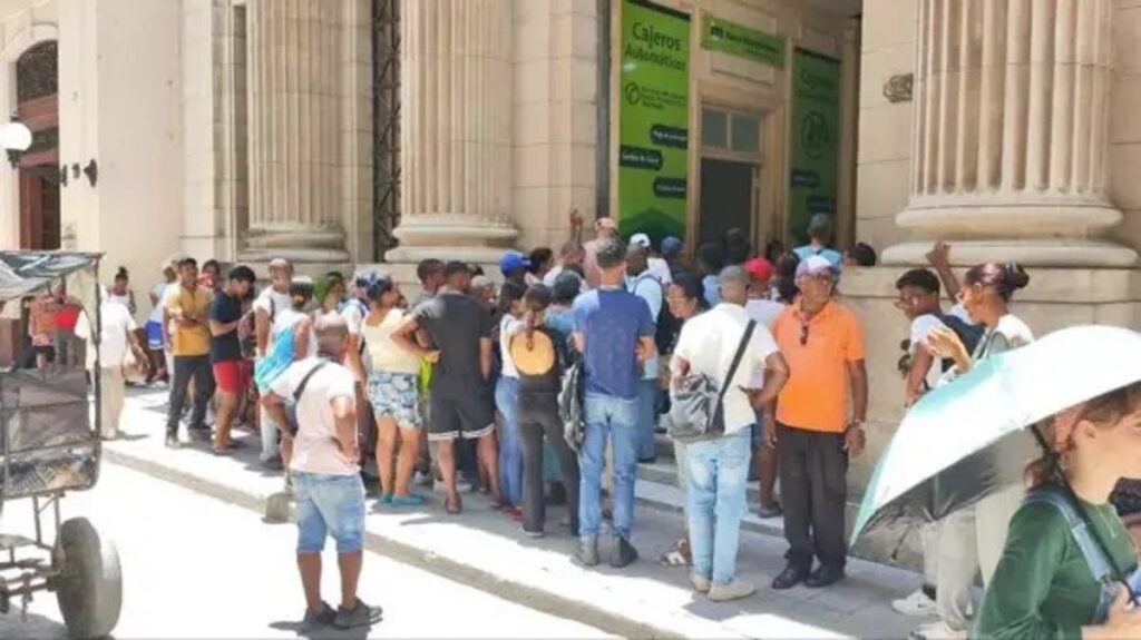 En la foto, cola de un banco en La Habana