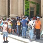 En la foto, cola de un banco en La Habana