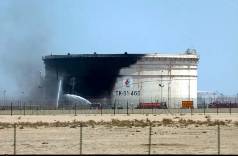 En la foto, Imagen de archivo de EFE de un incendio en en la refinería más grande de Kuwait, la Mina al-Ahmadi