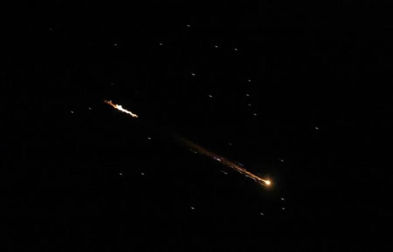 En la foto, Un misil iraní sobrevolando la ciudad cisjordana de Nablus, el 24 de marzo de 2026