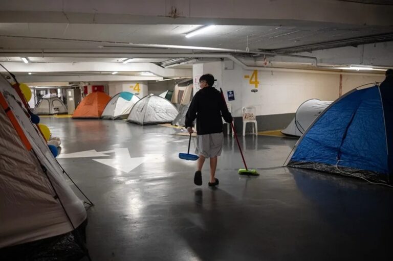 En la foto, Las tiendas del Dizengoff Center, uno de los centros comerciales más conocidos de Tel Aviv, mantienen sus puertas abiertas
