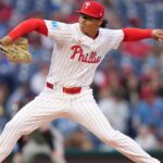 En la foto, el pitcher Jesus Luzardo