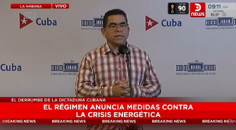 En la foto, Joel García al momento de preguntar a Díaz-Canel