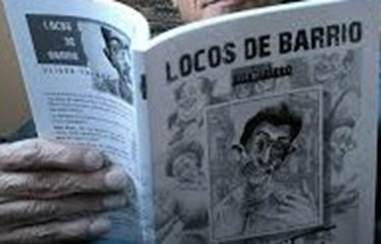 En la foto, alguien lee 'Locos de Barrio¿