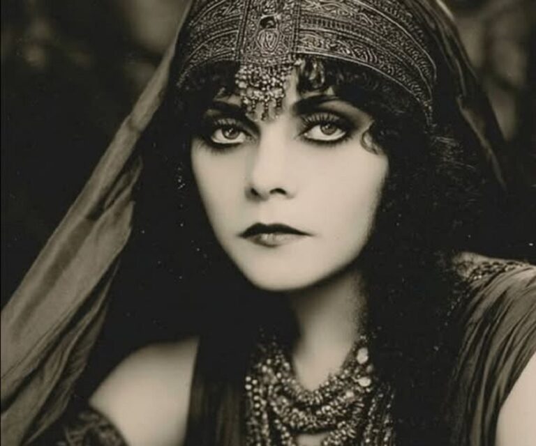En la foto, Theda Bara