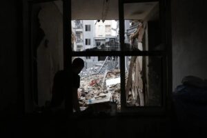 En la foto, Un ciudadano iraní en un edificio de Teherán alcanzado en un ataque israelí el pasado domingo