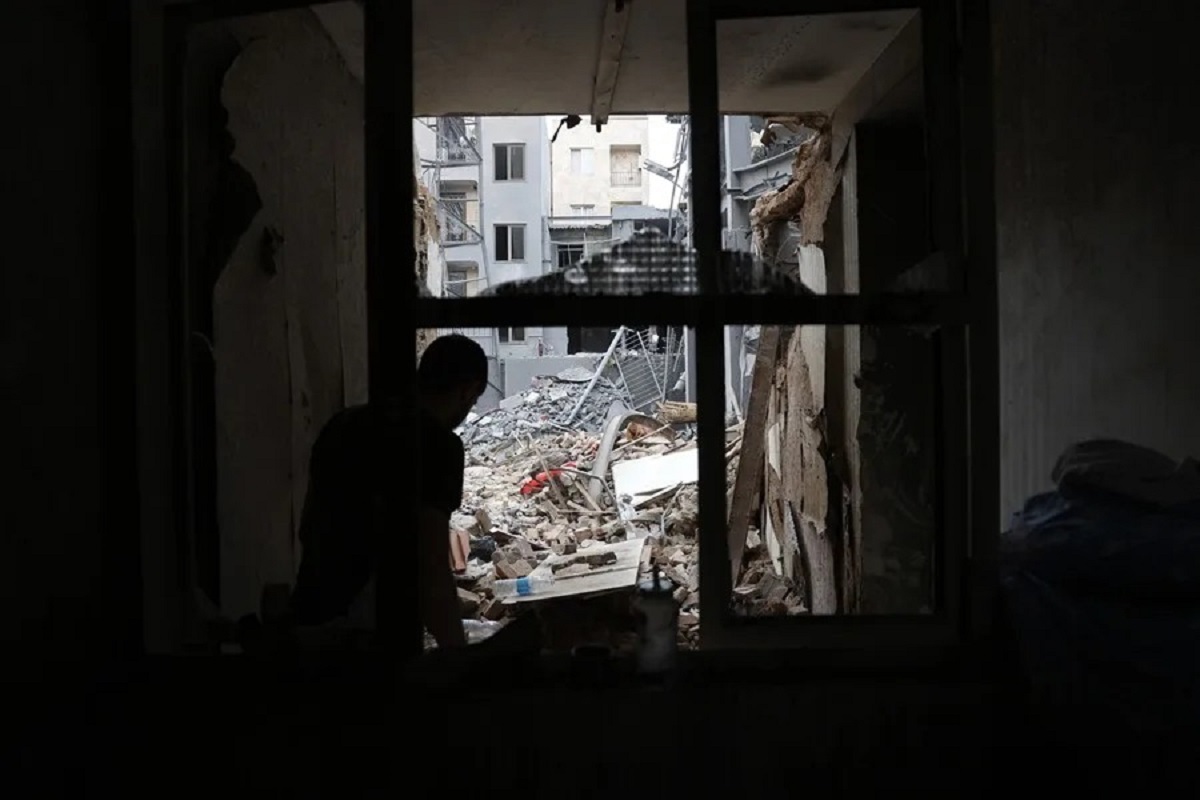 En la foto, Un ciudadano iraní en un edificio de Teherán alcanzado en un ataque israelí el pasado domingo
