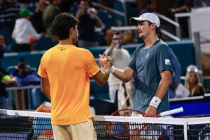 En la foto, Alcaraz saluda a Fonseca tras vencerlo en Miami