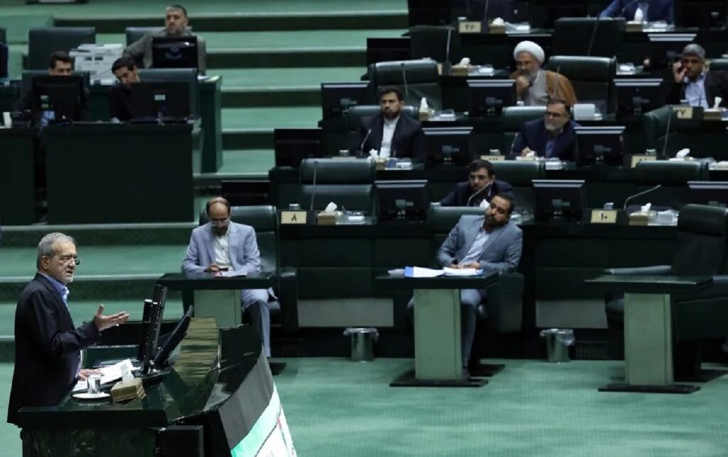 El Parlamento iraní debate la salida de Irán del Tratado de No Proliferación Nuclear 4 En la foto, el presidente de Irán, Masoud Pezeshkian, en una sesión en el Parlamento