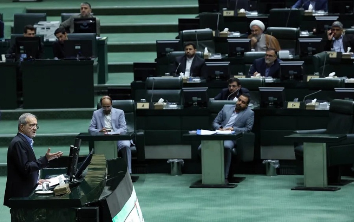 En la foto, el presidente de Irán, Masoud Pezeshkian, en una sesión en el Parlamento