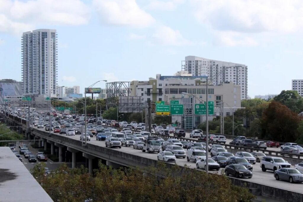 Miami es la ciudad con los peores conductores en EE.UU. y la segunda con mayor tráfico 4 En la foto, vehículos durante una congestión vial en una autopista de Miami, Florida
