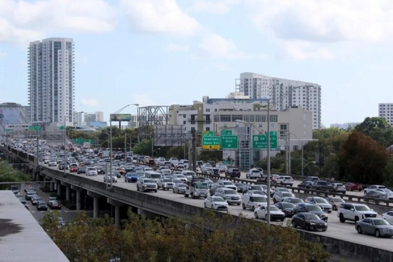 En la foto, vehículos durante una congestión vial en una autopista de Miami, Florida