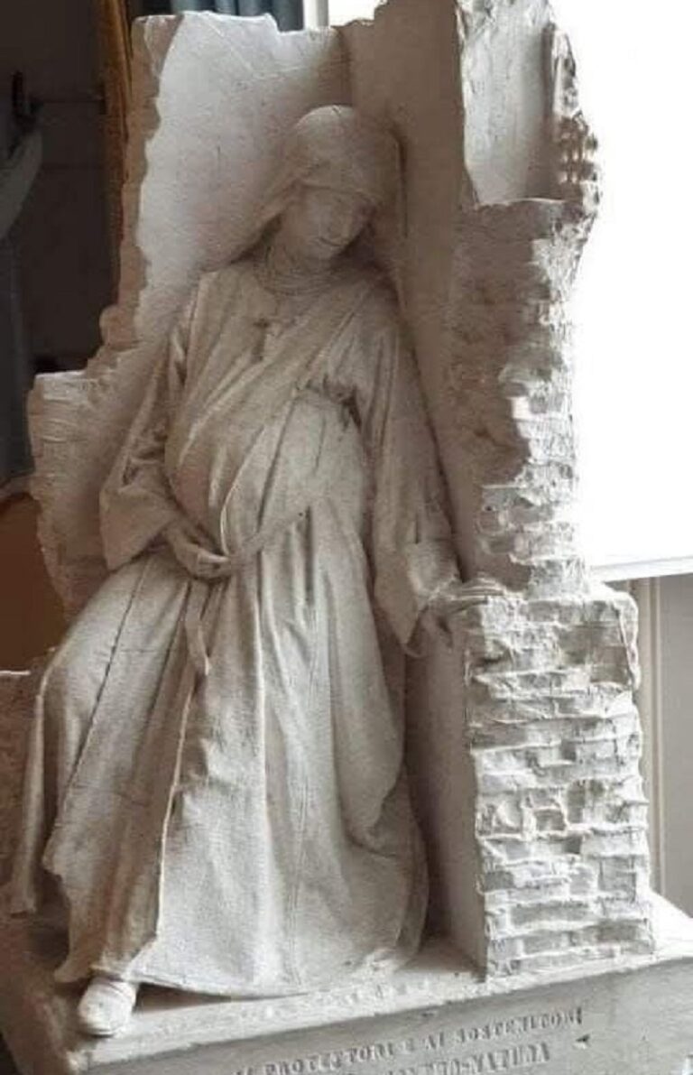 En la foto, La escultura la Monja Embarazada